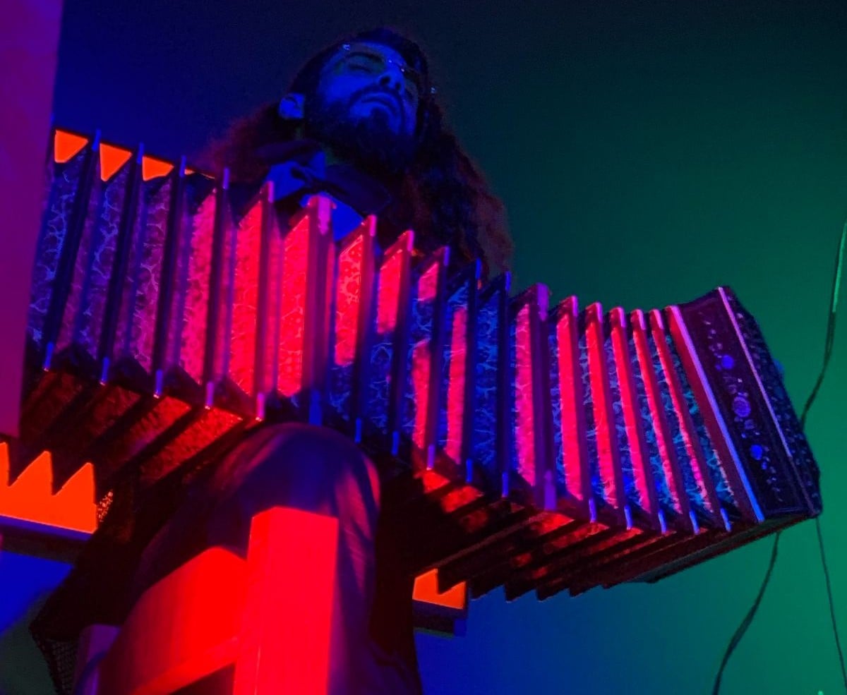 TR1BU - open bandoneon under red and blue neon light, electro-tango live set